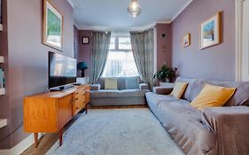 Cheerful 2 Bedroom Property Levenshulme